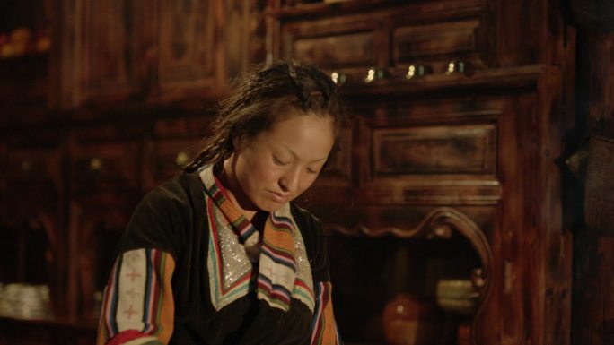 藏族女子手捏糌粑
