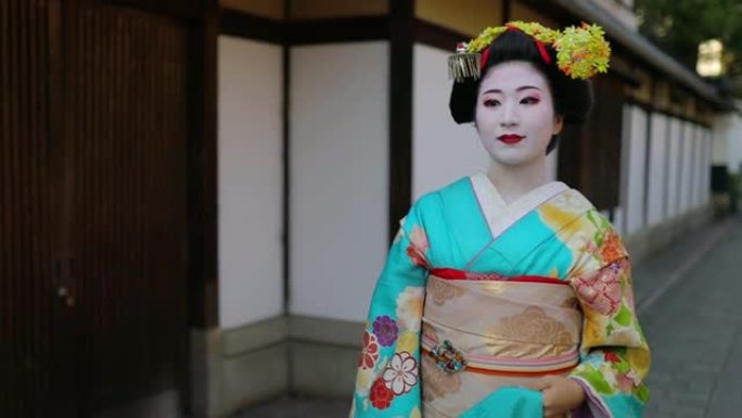 舞子学徒艺妓走在京都Gion的传统街道上