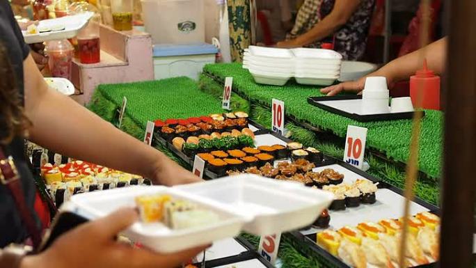 泰国传统亚洲街头食品市场的寿司摊