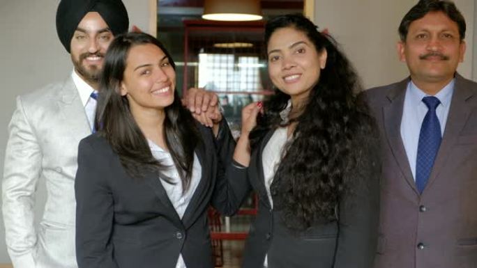 站立的女性和男性快乐自信的新印度企业家已经准备好迎接挑战，并准备在团队合作中共同挑战世界