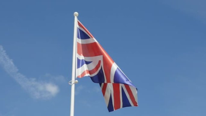 慢动作英格兰和英国国旗在蓝天下流动1920X1080高清镜头-英国国旗在蓝天下挥舞1080p高清视频