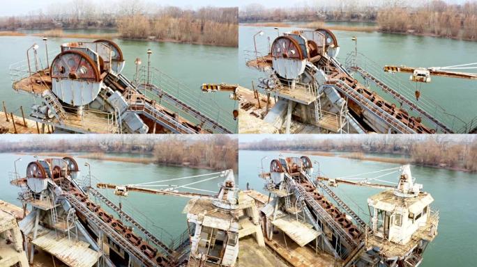 河上废弃的旧矿机