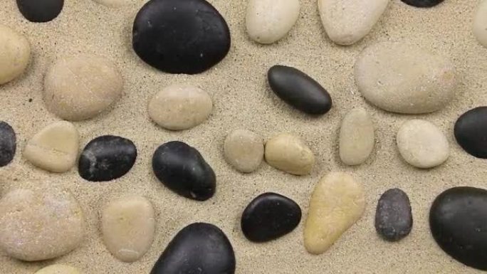沙子上黑白石头的近似