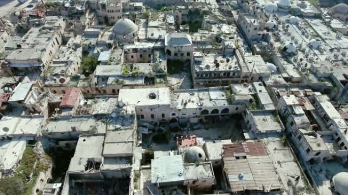 鸟瞰图，从阿勒颇的建筑废墟，前往叙利亚阿勒颇的废墟清真寺。清真寺的墙壁在叙利亚内战后被毁。