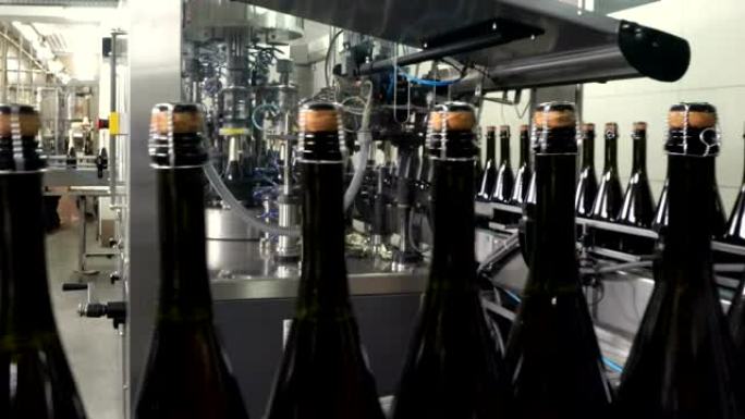 香槟工厂中用于填充和密封输送机的生产线