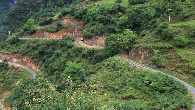 汽车沿山坡山间公路蜿蜒行驶