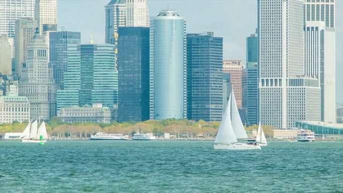 哈德逊河上的帆船，以曼哈顿市中心为背景