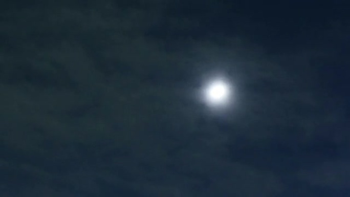 月亮周围爆炸夜云的延时。