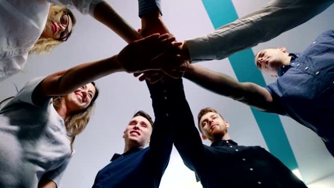 成功的团队: 许多双手围成圆圈。团队建设理念。