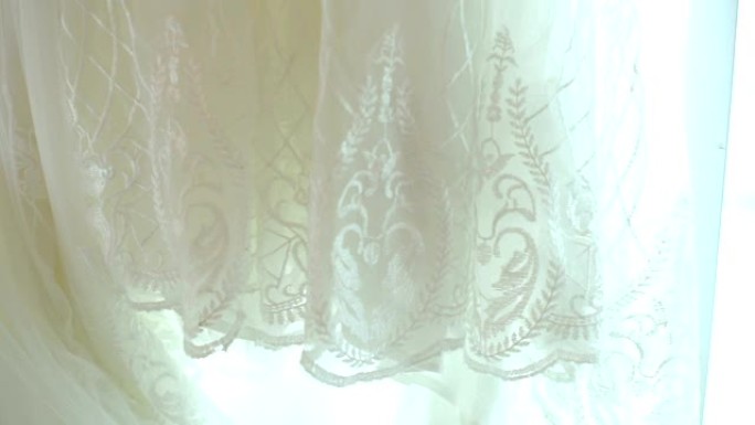CU Dolly right: 挂在窗户上的细节上漂亮的新娘礼服。