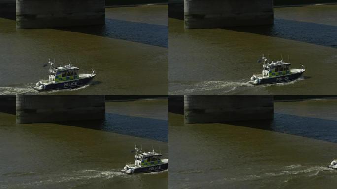 泰晤士河警察船在伦敦桥下通过