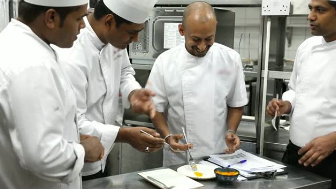 印度厨师在美食餐厅的专业厨房做饭