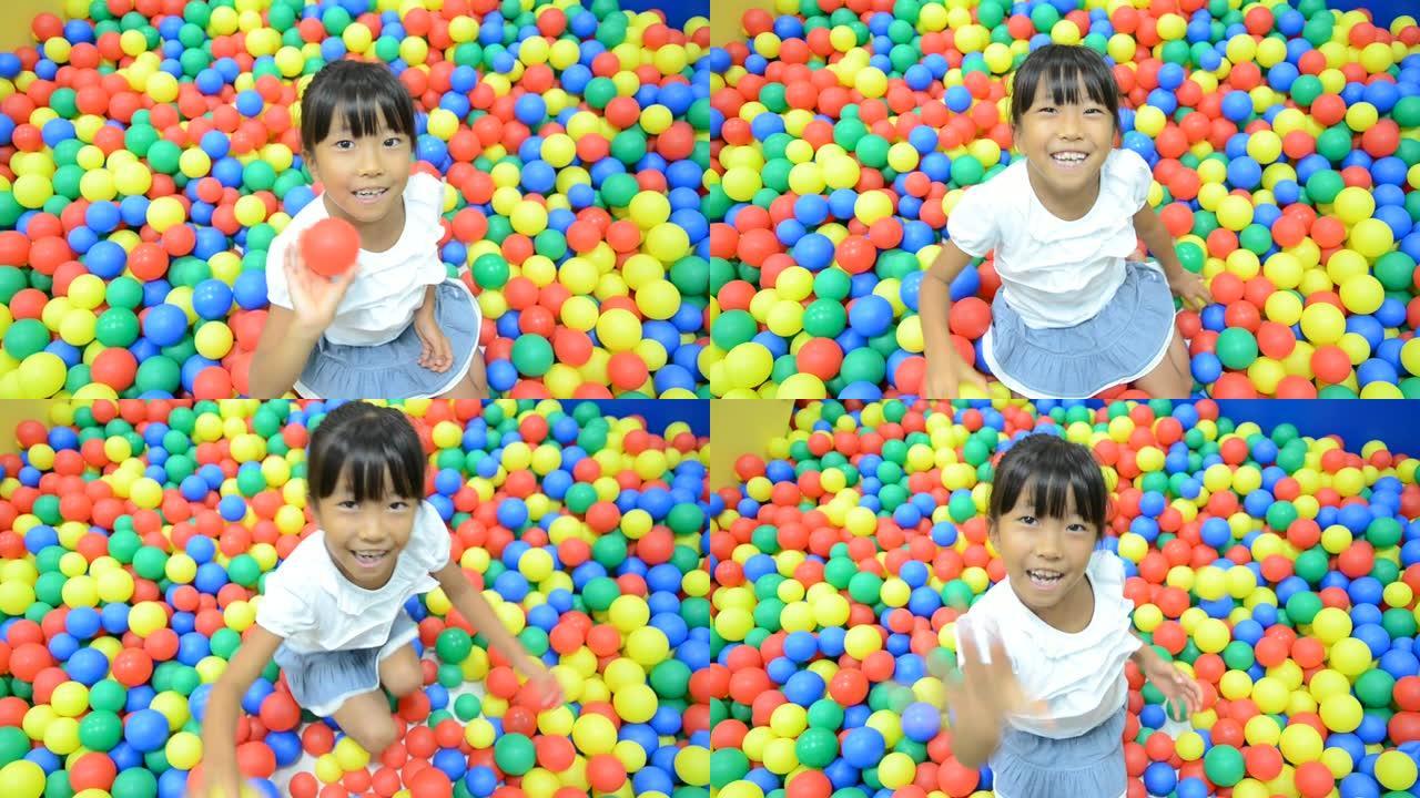 日本小女孩玩很多球