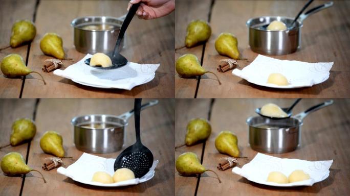 把煮过的梨放在纸巾上。用梨做馅饼。