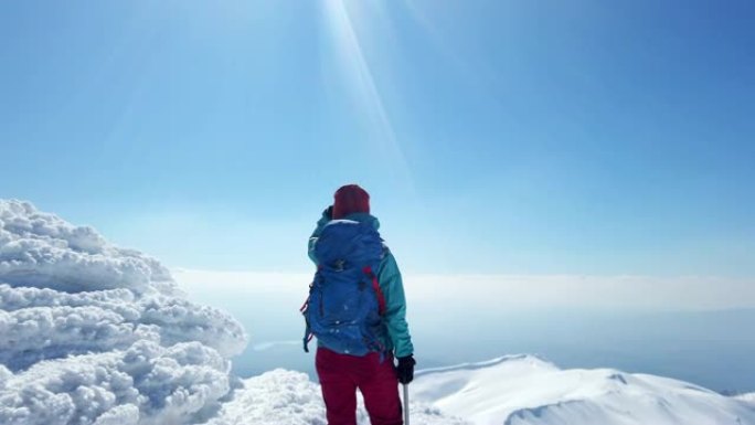 女登山者在山顶上移开目光