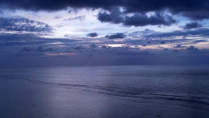【4K航拍】云层照射大海上飞向大海天际边