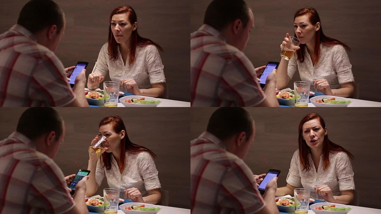 女人和男人在餐桌上吃饭。