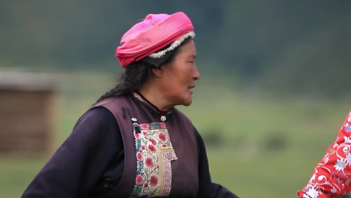 藏族女子手拉手