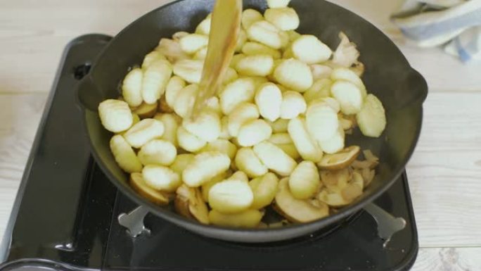 制作蘑菇菠菜汤团