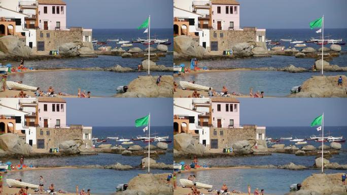 绿色警告旗在沙滩上挥舞