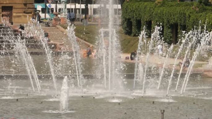 德国曼海姆弗里德里希广场的喷泉 -- 慢动作