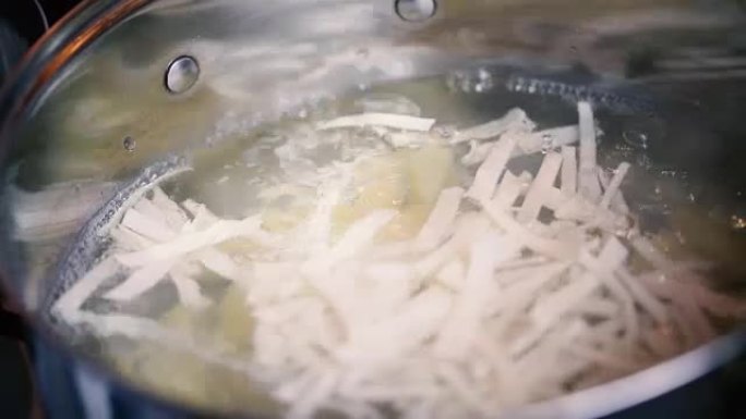 厨师在热水中添加切碎的白菜