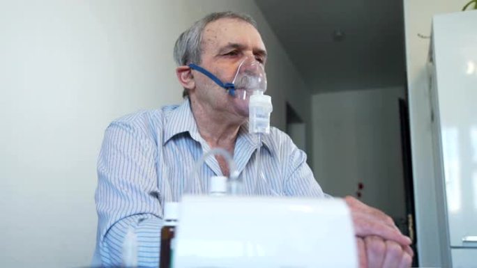 老人用雾化器面罩吸气