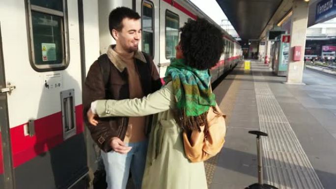西班牙裔巴西夫妇在意大利-火车旅行县
