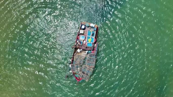 在巴西卡斯卡尔维透明河上航行的渔船的鸟瞰图。