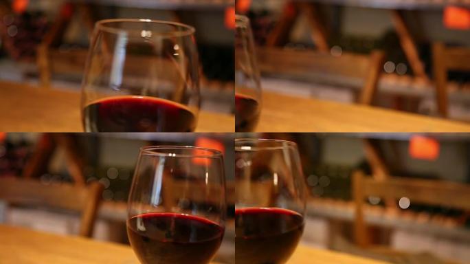 两杯装满红酒的从左到右跟踪镜头