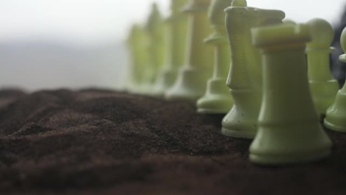 国际象棋的商业概念和战略思想。一个站在路中间的男人的剪影，他的身影巨大。小商人在通往成功或麻烦的道路