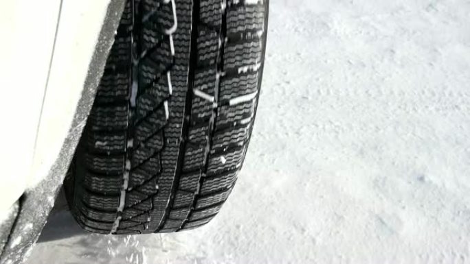 汽车轮胎将积雪溅入相机