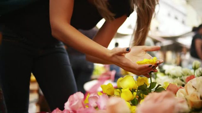 巴西母女在市场上看花