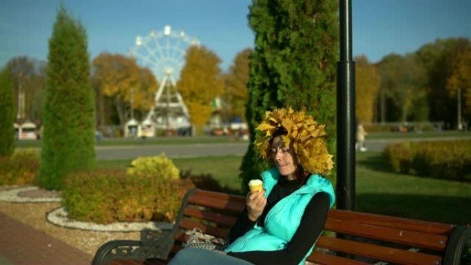 女人在公园的长凳上吃冰淇淋