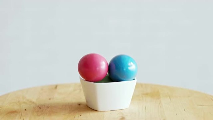 桌上五颜六色的复活节彩蛋