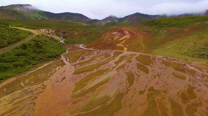 高原上河流的发源地航拍