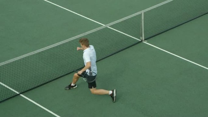 一名网球运动员击球并庆祝。