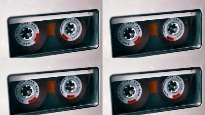 录音带。老式录音机播放插入其中的录音带