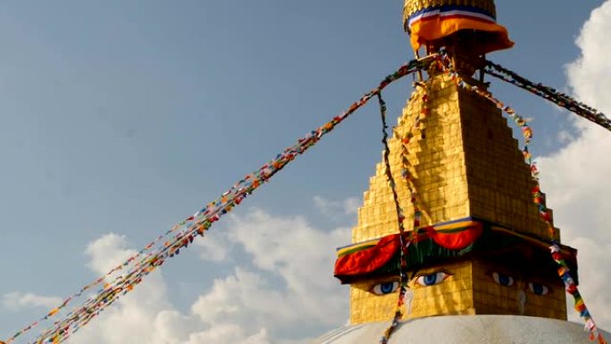 在宝塔，圣塔，尼泊尔和加德满都的象征，戈尔根佛陀的眼睛在风中飘扬着五颜六色的祈祷旗。日落