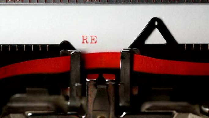 红色-用旧打字机打字