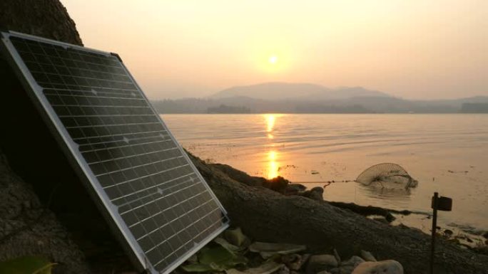 带有美丽日出，绿色能源的露营太阳能电池板