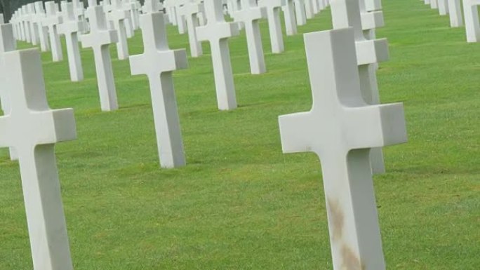 诺曼底美国公墓上有上百个白色十字架
