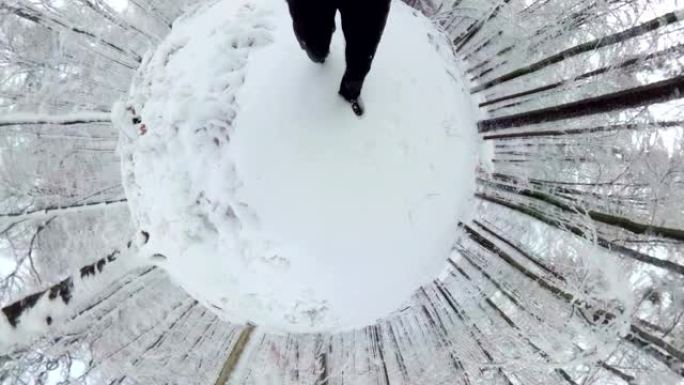 男人走过美丽的冬季森林，360度，VR，小星球效果