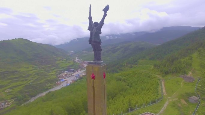 航拍红原山上的纪念碑