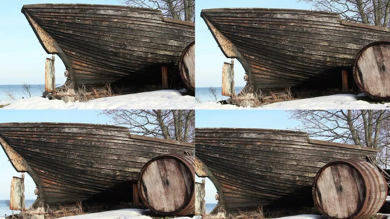 一艘破旧的木船