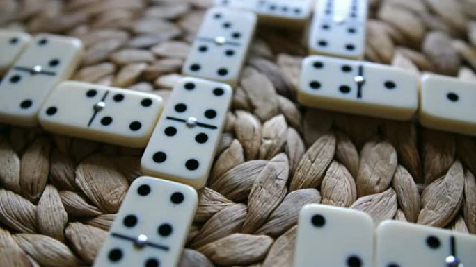 多米诺骨牌游戏结束后，桌子上的多米诺骨牌