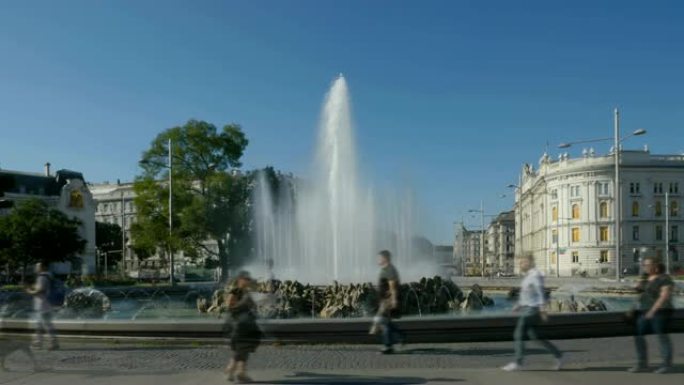 维也纳Schwarzenbergplatz上的Hochstrahlbrunnen喷泉过度流失。晴朗夏