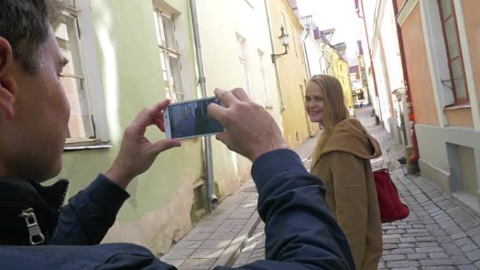 男人用手机拍女人的照片
