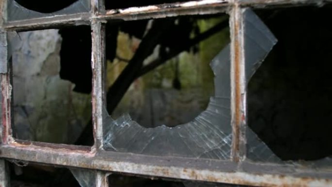 废弃工业仓库工厂砖砌建筑的破窗
