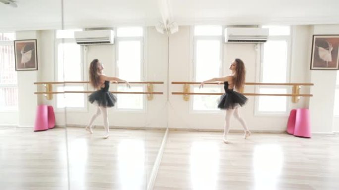 芭蕾舞女演员在工作室练习